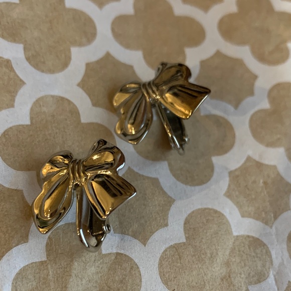 Chic silver Bow Earrings clip on style - Picture 2 of 4